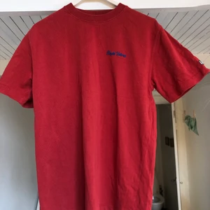 Eytys T-Shirt - Snygg röd tisha från Eytys. Storleken är xs, men känns mer som S. Köpare står för frakt 