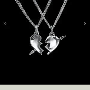 Maria Nilsdotter halsband - Jag tänkte sälja mitt vänstra Maria Nilsdotter halsband. Den är helt oanvänd och som ny. Säljer för 1387kr plus frakt💕