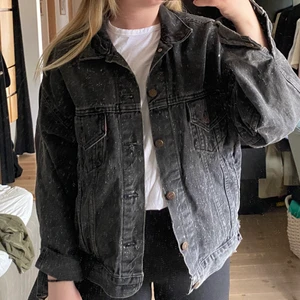 Sliten jeansjacka  - Från Levis! Köpt på beyond retro