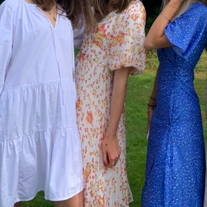 Blommig klänning  - Blommig fin klänning som endast använts en midsommar. Ser nästan ut som ett set. Köpt för ca 650kr säljs för 400kr exklusive frakt. Pruta om det känns nödvändigt☺️