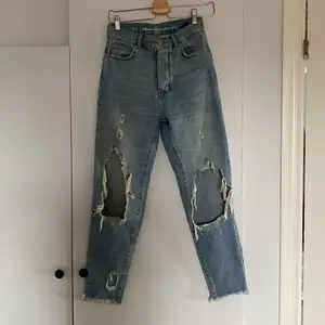 Fina jeans med hål i bra skick. Storlek XS. Säljer pga att det är för små för mig. Skriv om ni vill ha mer bilder🤍 köparen står för frakten 
