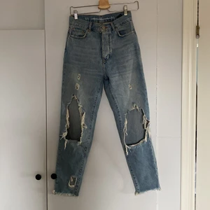 Jeans med hål, bikbok  - Fina jeans med hål i bra skick. Storlek XS. Säljer pga att det är för små för mig. Skriv om ni vill ha mer bilder🤍 köparen står för frakten 