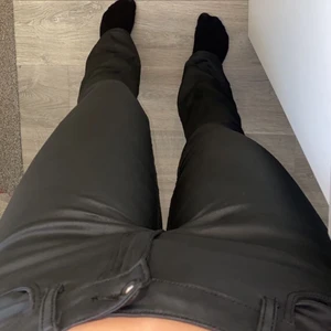 Boutcut skinnbyxor  - Säljer mina svarta skinnbyxor med boutcut! Jätte fina och inte använda många gånger. Byxorna är köpta på Nelly och är perfekt längd på mig som är 170 cm, storlek M💞
