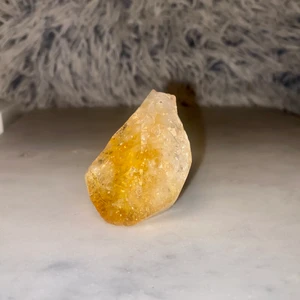 Råsten citrin🧡🤍 - Citrin är en kraftfull sten står för glädje och energi. Den kan hjälpa till att rena alla chakran, skydda dig från andra människors negativa energier och omvandla negativ energi till positiv energi🧡 Och såklart 100% äkta✨✨