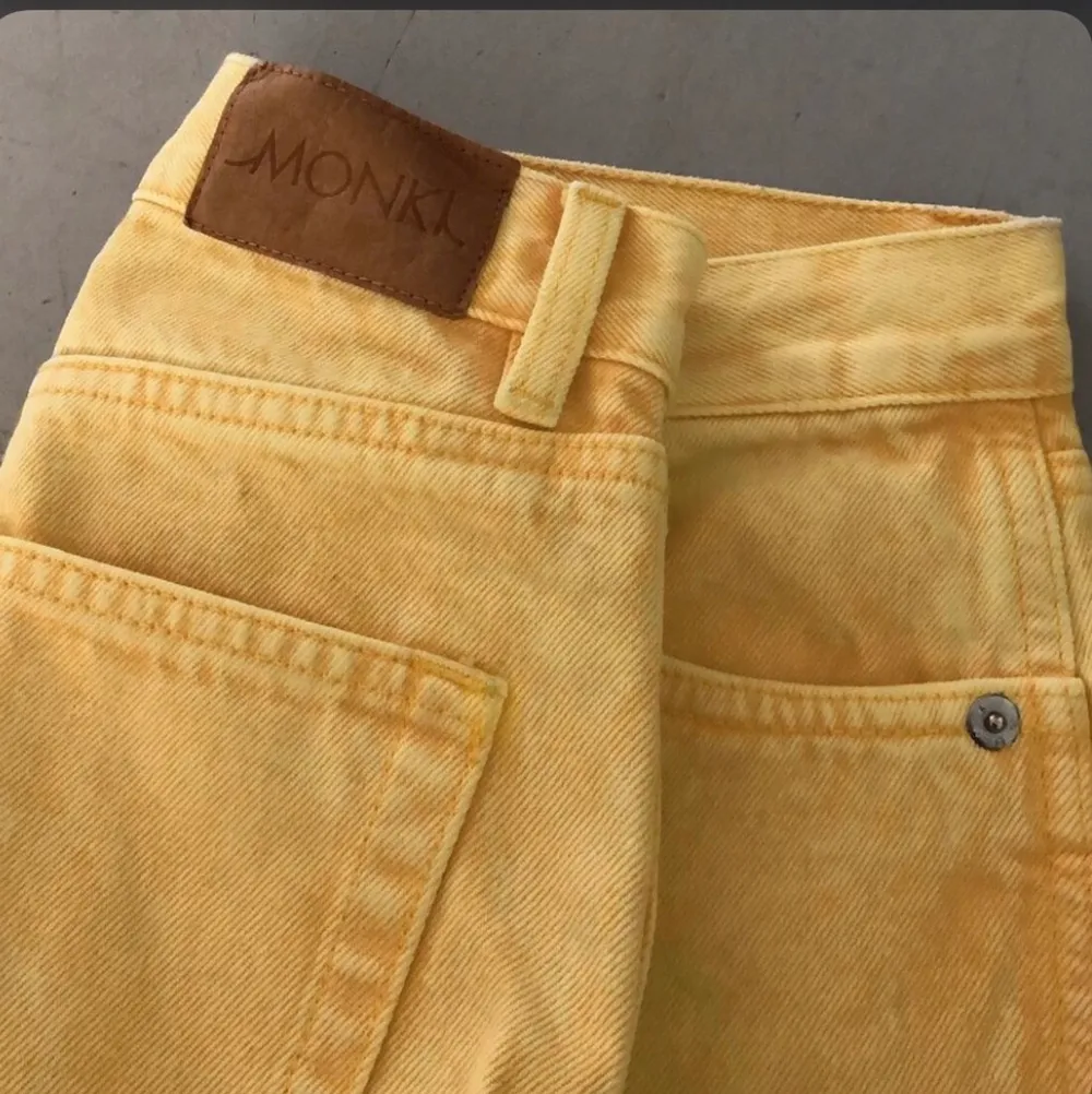 Gula ”tvättade” jeans från monki. Använda endast en gång💞 jag är 160 och dom sitter perfekt. Bilder lånade från amandasaltis. Jeans & Byxor.