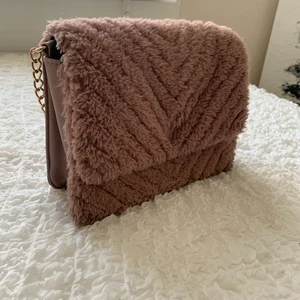 Axelväska  - Fin rymlig fluffväska i rosa 