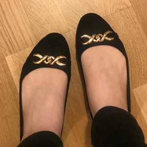 Svarta ballerina med gulddetalj stl. 37 - Ett par svarta ballerina från Dinsko i mockaimitation samt gulddetalj. Trots väldigt fina så har de blivit bortglömda i garderoben och i princip aldrig användts. Skulle verkligen uppskatta om de fick en ägare som kunde förse dom med den kärlek de förtjänar<3