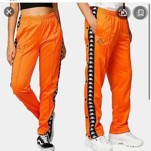 Orange kappa byxor - Stl L men eftersom de går att knyta passar de till mig som är en S/M. Jag är 172 cm lång och de är perfekta i längd på mig! Passar både dam och herr