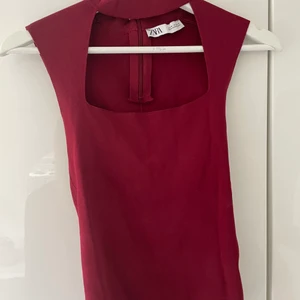 Zara topp - Säljer denna trendiga topp från Zara! Bra skick och endast använd fåtal ggr. Slutsåld överallt!