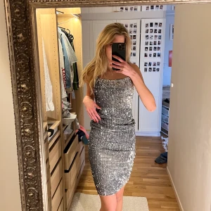 Glittrig klänning  - Skitsnygg glittrig klänning köpt på second hand i usa. Aldrig använd. 🥰