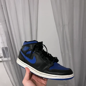 Jordan 1 Mid Royal - Dem här skorna är i väldigt bra skick och har inga creases. Dem är i storlek 45,5. Skorna kostar 1600 och jag säljer dem för 1099.                                                        Skriv om du är intresserad!😃