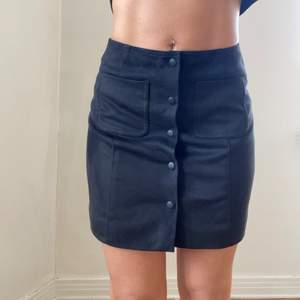 Så mjuk och skön faux suede kjol med knappar och fickor(!!!) från märket Stay