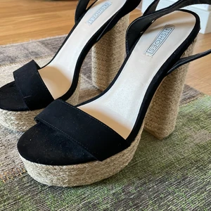 Klackskor  - Ett par jättesnygga klackar i storlek 37 säljes! Köpta på Nelly.Com och säljes för de bara står i garderoben och skrotar. Använda 1 gång. 