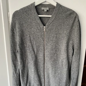 Ziptröja i ull. - Kofta från COS i 100% ull.                                             Sparsamt använd i gott skick.