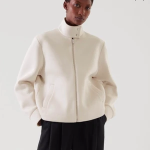 Cos jacka - Hej! Säljer denna sjukt snygga cos jacka! Helt ny med prislapp på. Storlek S. BUD:800 + frakt💕💕