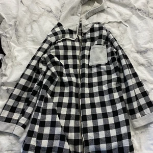 kofta - Lång kofta den är till mina knän men den ska ju vara lång. Kan vara skönt att ha den när man ska gå ut en sväng när det är lite kallt💕 Har bara använt det fåtals gånger😅