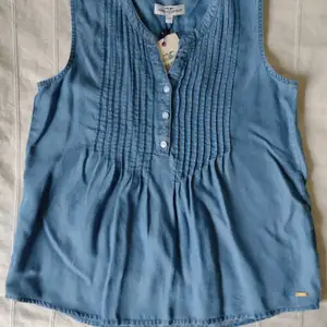 Blått linne/topp/blus i lite kortare modell från Hampton Republic. Storlek XS. Oanvänt och prislappen sitter kvar. 100% lyocell. Inköpspris 399 kr. 