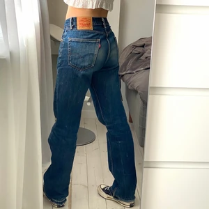 Vintage levis 505 - INTRESSEKOLL på dessa otroliga vintage levis 505 i en så fin mörkblå färg! Midjemått 40, innerben 84cm, sitter snyggt oversize på mig som brukar ha 36 och är ca 168! Perfekta nu till sommaren! Skriv för frågor, mått eller fler bilder!💕💕💞 BUD PÅ: 550kr💞