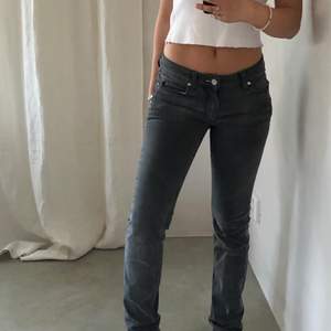 Ett par gråa, lågmidjade jeans från Acne. Sitter sjukt bra och är i väldigt bra skick. Står inga storlekar men passar mig som är 168 och har oftast 36 i jeans. Startar budgivning om många är intresserade 💕💕