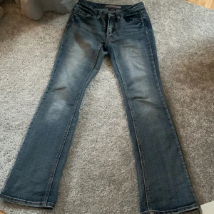 Lågmidjade vintage jeans  - lågmidjade jeans som jag köpt second hand💞