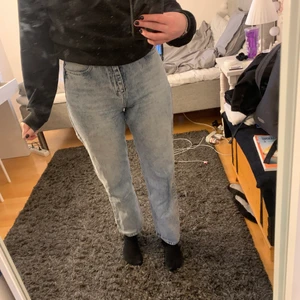 Blåa raka jeans - Blåa raka jeans från junkyard, andvända men i väldigt bra skick, storlek S.