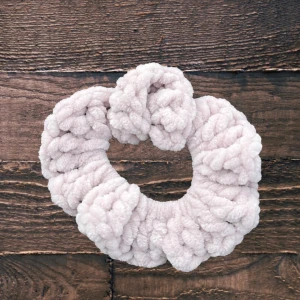 Virkad Scrunchie  - En virkad Scrunchie som då jag gjort det är i en jätte fin vit / beige färg och passar till alla outfits!