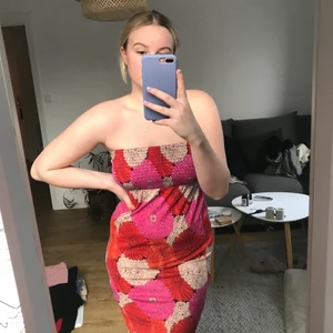 Klänning - Fin klänning med mönster, finns även axelband att knyta