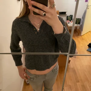Zara tröja - Stickad tröja från zara som är så skön och fin🖤 Köptes för 400kr säljer för 150💞