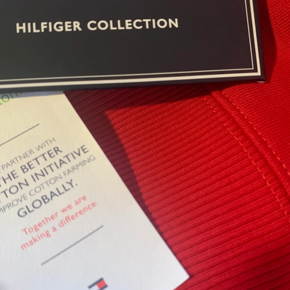 Ny Hilfiger Collection tröja, helt slutsåld & nypris är 2200 kr,                              sitter oversized. Tröjor & Koftor.