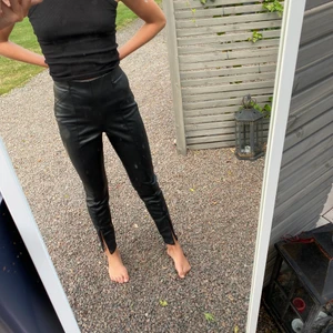 Skinnbyxor - Jättefina skinnbyxor från zara. Använda fåtal gånger men har tyvärr blivit för små. Köpare står för frakt💘😁