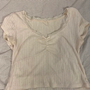Urban outfitters top - Söt top från Urban outfitters köpt här på Plick 💓( första bilden är lånad av hon jag köpte den av). Storlek M men passar även S då den är ganska kort 💓