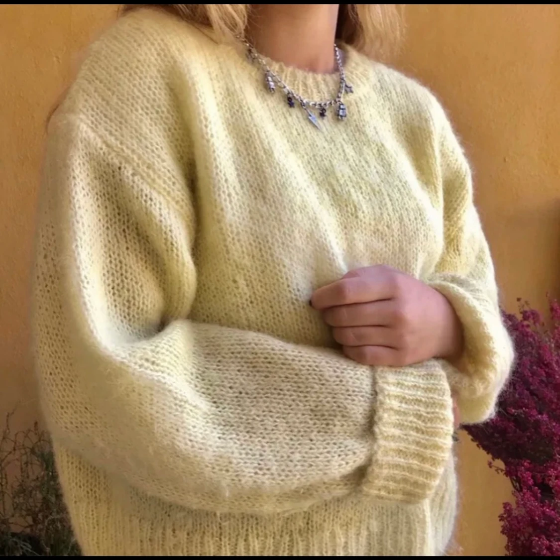 Jättemysig gul stickad tröja