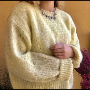 Jättemysig gul stickad tröja  - Jättemysig oversize gul sticka tröja. Inte alls stickig o sällan använd.💕 