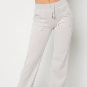 Juicy Couture- ”Cotton Rich Del” 🤍 - Säljer nu mina älskade Juicy Couture byxor i färgen ”Cotton Rich Del”, byxan är i topp skick utan några defekter. Funkar som Xs-S, liten M. Köptes för 1100 på raglady (självklart äkta) ! 