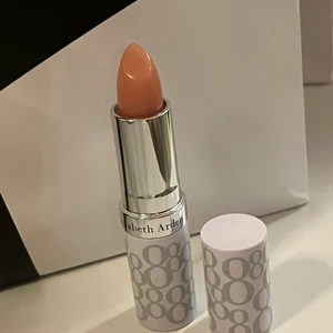 Elisabeth arden - Läppsyl från elisabeth arden, eight hour. Helt ny och oanvänd. Har bara öppnat för att ta bild på den. Nypris 285kr. Har fler!!!