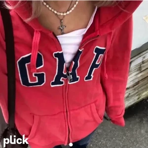 Snygg gap hoodie - En skit snygg röd gap zip up hoodie!! Asså den är så snygg men jag vet inte om jag kommer få så mycket andvändning av den. Vill kolla intresse då jag endast säljer för ett bra pris :) bilderna är lånade 💗 BUDGIVNINGEN PÅGÅR FORTFARANDE!!! IGNORERA BUDET PÅ 800, JUDT NU LIGGER DET PÅ 360 💓 köp direkt för 500!!
