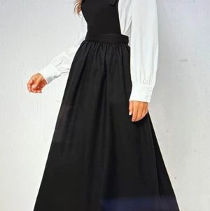 Hängsleklänning  - Svart  Hängsleklänning storlek M. Köpt på shein. Tyvärr var den ej i min smak. (Blus/, skjortan igår ej)