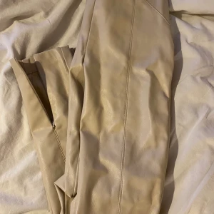 Skinnbyxor  - Jätte fina skinnbyxor strl S, från zara med öppen slits nertill
