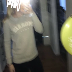 En Grå Stickad tröja ifrån Morris! - En jättefin Morris tröja som jag tyvärr har växt ur, endast använd ett fåtal gånger💘