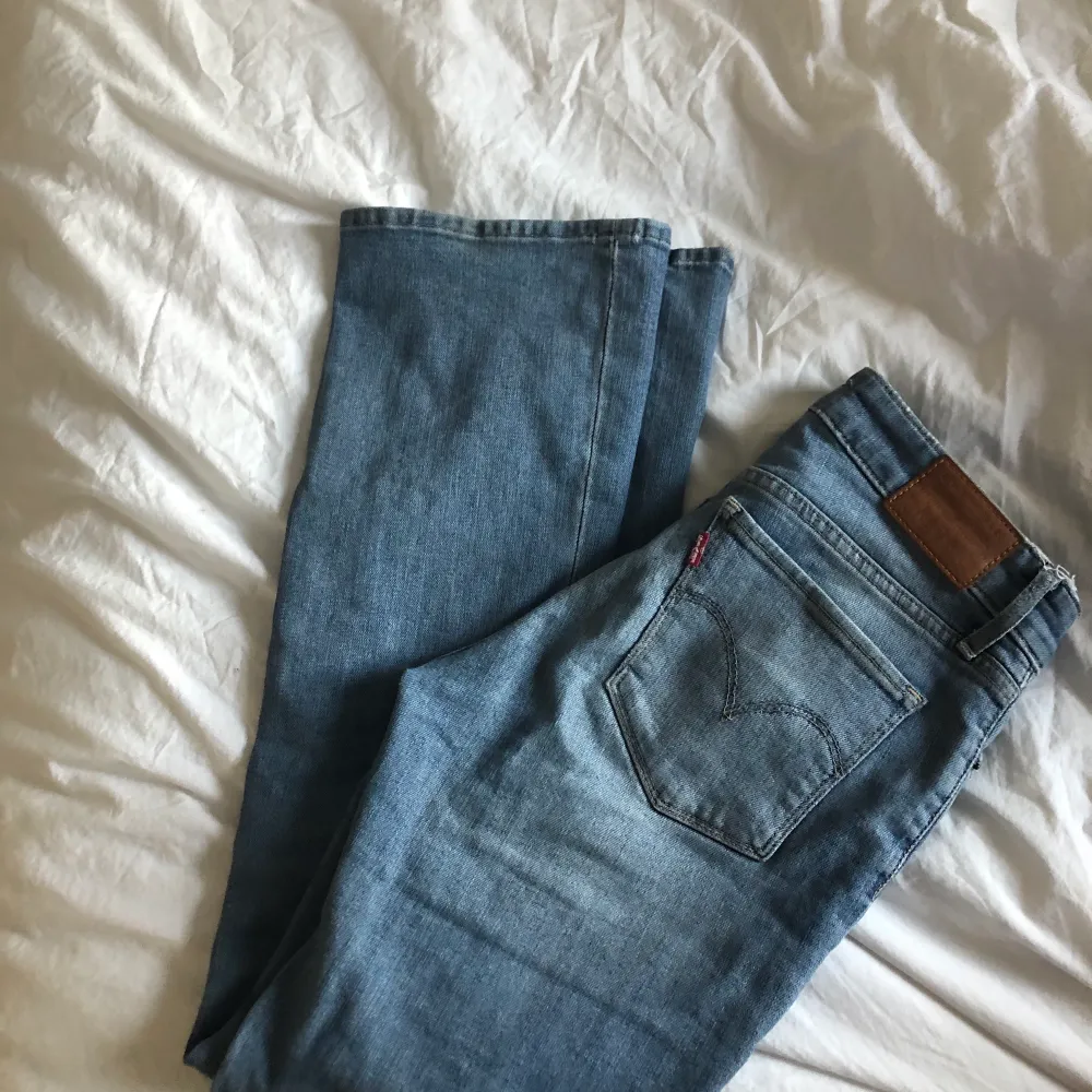 As snygga lågmidjade bootcut jeans från Levis. Säljer eftersom jag har liknanade och de tyvärr inte kommer till användning. Bra skick förutom en lös tråd vid midjan( kan skicka bättre bild på det)😊💕. Jeans & Byxor.