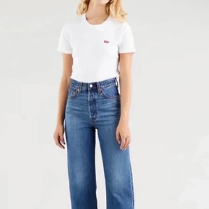 Levis ribcage straight ancle jeans  - Jättefina Levis ribcage straight ancle jeans som är väldigt sparsamt använda. Säljer då jag inte använder dem men det är inget fel på dem överhuvudtaget. Första bilden är från Levis hemsida och den andra är min egna 