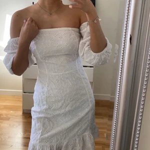 Klänning - Säljer denna vita klänning från bikbok, köpt för två år sen och endast andvänt två gånger. Alltså är klänningen som i nyskick. Passar perfekt till nu till sommaren!!   200+frakt 66 kr får man den direkt 😁