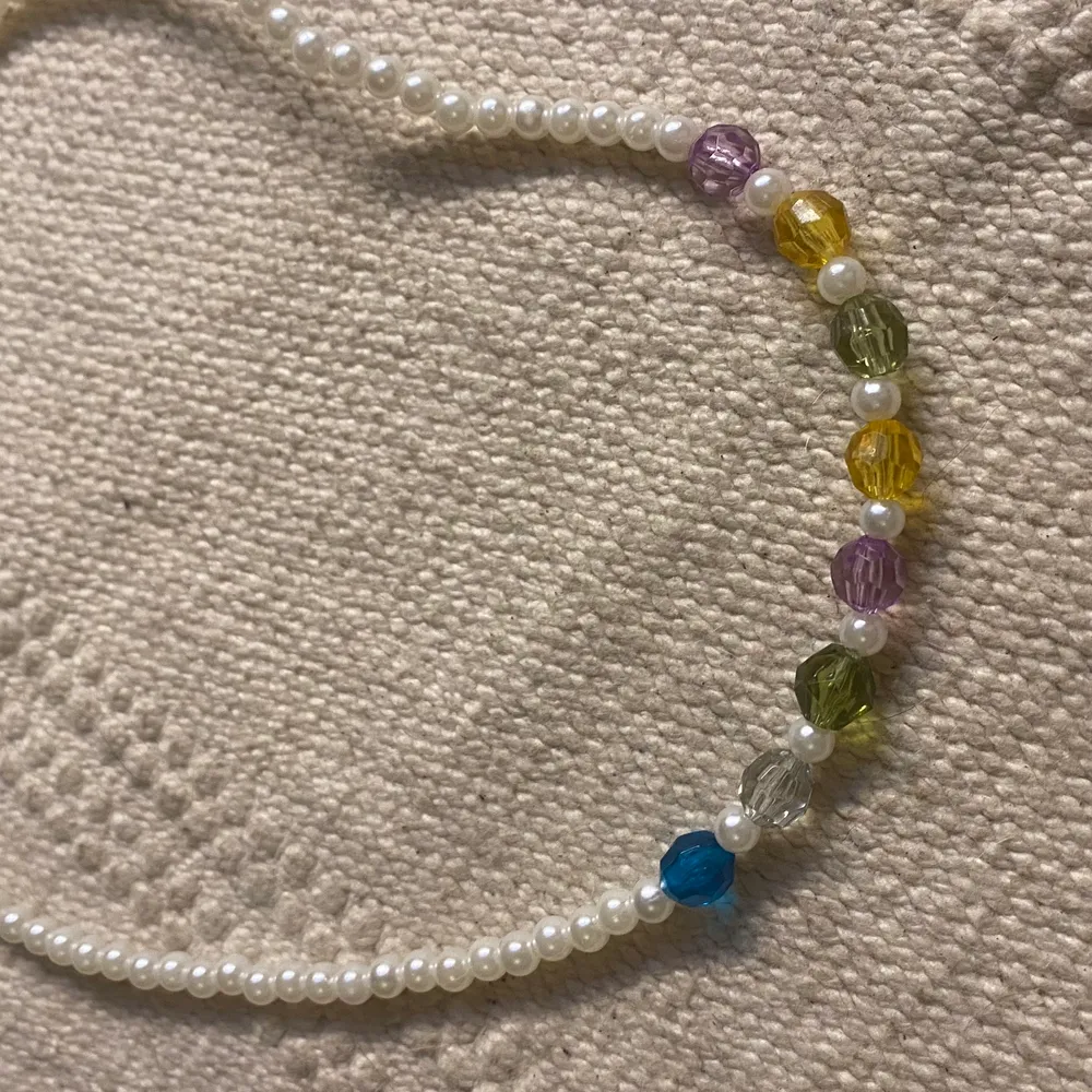 Pärlhalsband super fin perfekt till sommaren !!! Frakt ligger på 15 kr man får fraktbevis 💗. Asusteet.