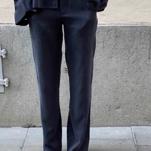 DJERF AVENUE, ash on the go pants  - Populära slutsålda ash on the go pants från Matilda Djerfs märke djerf avenue, endast använda 2 gånger så perfekt skick! Storlek XS men på grund av resor i baken av midjan (se bild 3) passar dom även S.  Hör gärna av dig om du har några frågor💖