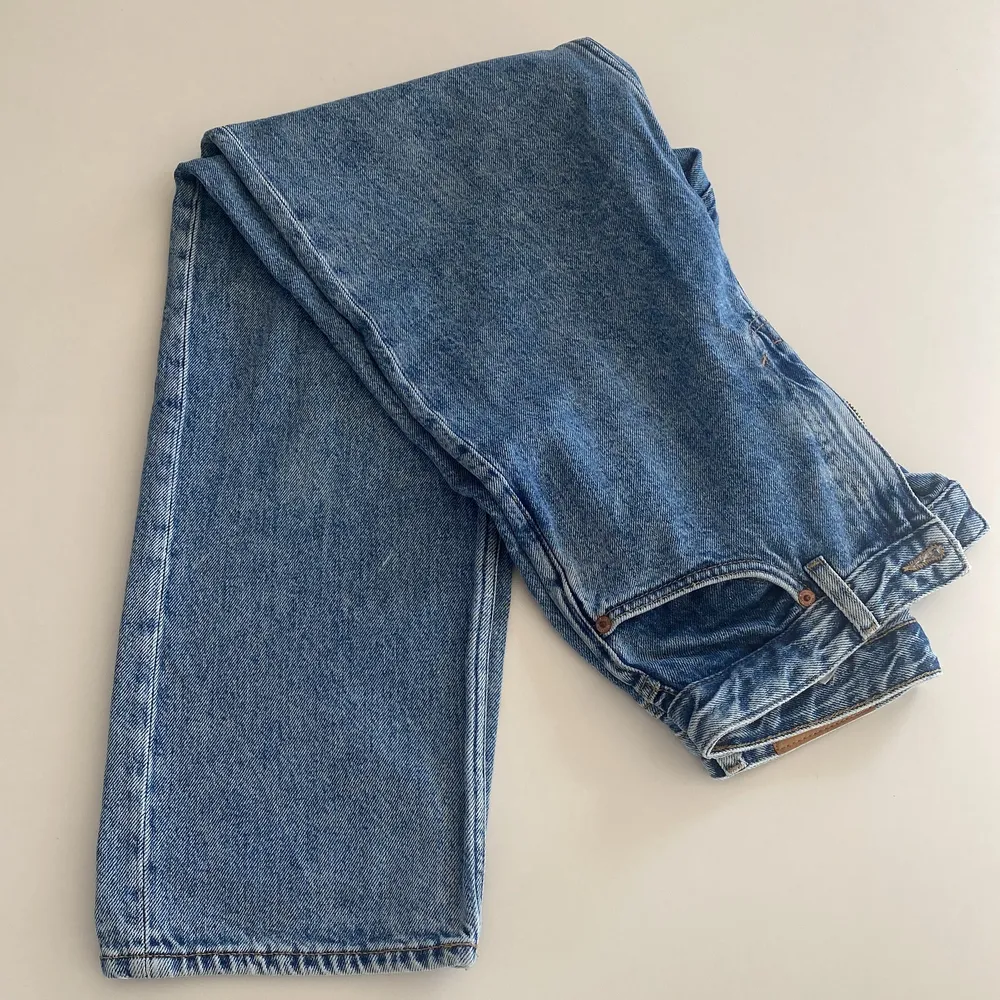 Säljer dessa trendiga jeans från monki (model taki) köpt för ett tag sen så passar tyvärr inte mig längre . Jeans & Byxor.