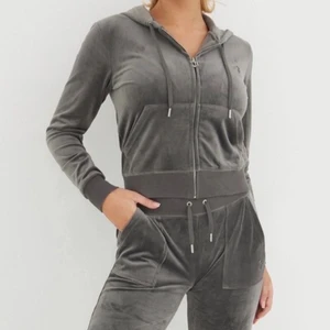 Juicy couture  - Säljer mitt Juicy couture set i färgen top hat i bra skick kan även tänka mig att byta mot ett set i en annan färg säljer pga att jag vill ha en annan färg 😋 xxs i byxorna och xs i tröjan 