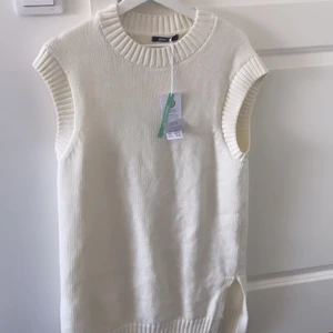 Stickad  - Stickad ”klänning” i storlek XS men passar större Aldrig använd med lappar kvar  Nypris 399:-