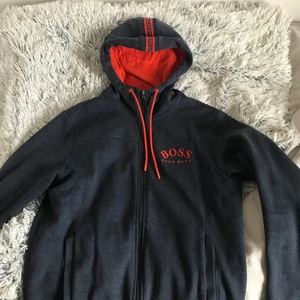 Boss hoodie  - Inköpt för drygt 1200 på zalando, storlek s. Stretchigt material.