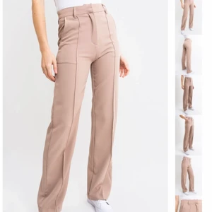 Madlady kostymbyxor beige  - Super snygga kostymbyxor tyvärr fel storlek. Skulle säga att dem även passar M. Långa i bena. Aldrig använda, helt nya med prislapp kvar. Kom med prisförslag, nypris 499kr