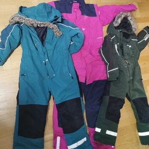 3 st jättefina överaller - Super fina, i bra skick,de kostar 150kr st.ljus gröna/turkosa överfall är i st. 180.råsa överfall är i st. 140. Mörkgröna är i st.120. Skriv för mer bilder/info